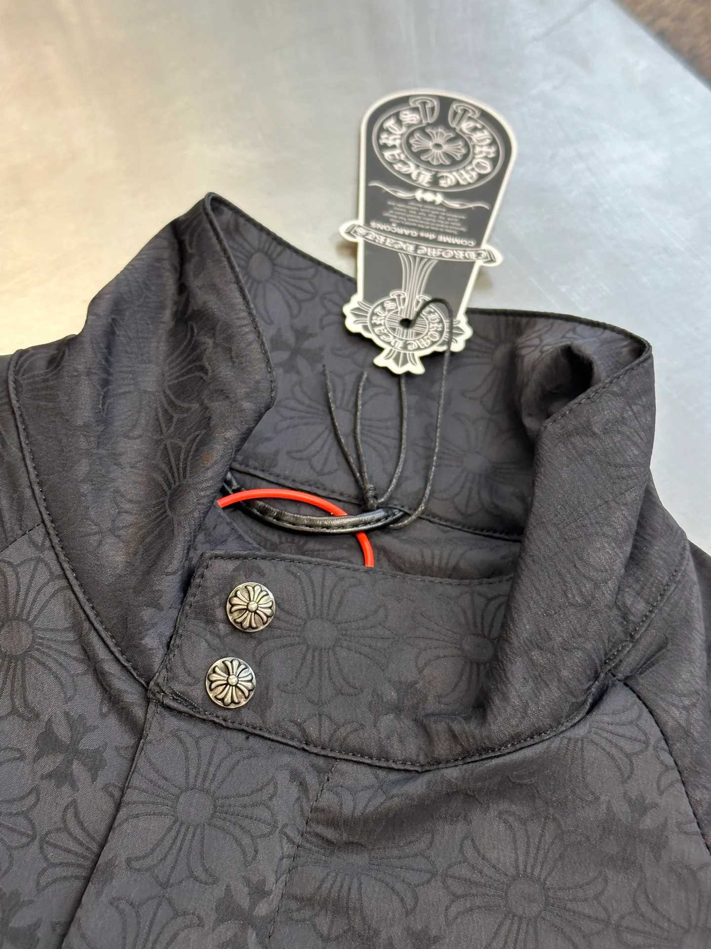 P630 Chrome Hearts Chrome Hearts printed dark pattern jacket. Customized phantom floral silk woven fabric, with obsidian black as the main tone, and the CH pattern covering the body, which comes from the brand's profound cultural heritage and quietly emerges in a looming manner.  Fabric jacquard technology, by weaving a full width on the fabric surface, CH dark jacquard texture technology, controls the interweaving method of warp and weft lines, and accurately controls the interweaving density and tension of yarns, making it more three-dimensional.  Glue printing is used. The printing is modified by the film screen three times. The glue liquid paint is used to print the pattern on the fabric, and the fabric is baked to fix the printed pattern.  Infrared positioning cutting machine achieves precise positioning of materials through infrared transmitters and infrared receivers. The accuracy can reach the micron level, thereby meeting the effect of high-precision cutting of alignment and strips size: s m l xl